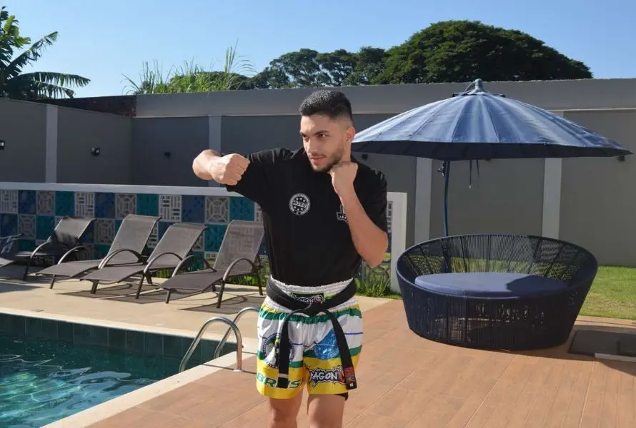 Vinicius Oliveira ensinando aulas práticas do Curso de Kickboxing Online para iniciantes